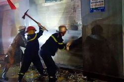 Phá cửa cứu 4 người mắc kẹt trong đám cháy ở Hà Nội