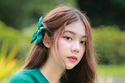 Thấy bạn gái cũ của chồng sắp cưới khóc lóc ôm chặt chân anh ấy, tôi bực quá nhường luôn chồng nhưng cô ấy vội lắc đầu