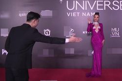 Á hậu Kim Duyên lộ quần độn hông, gây tranh cãi vì hành động 'câu giờ' trên thảm đỏ Hoa hậu Hoàn vũ