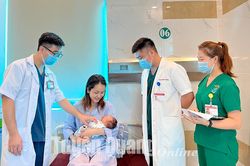 Đỡ đẻ thành công một bé gái có 4 vòng rau quấn cổ