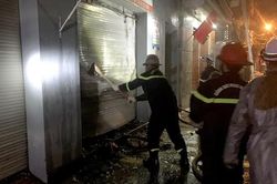 Giải cứu 4 người cùng gia đình mắc kẹt trong đám cháy