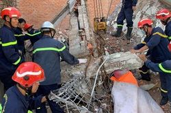 Sập tường trong lúc tháo dỡ nhà cũ, 2 người thương vong