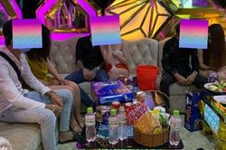 Nữ tiếp viên thoát y 'hát với khách' trong phòng karaoke