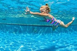 Để chống đuối nước, hãy chú tới quần áo bơi của con trẻ