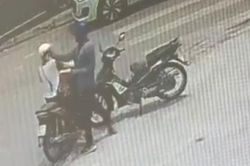 Người phụ nữ bị đánh khi chở con nhỏ