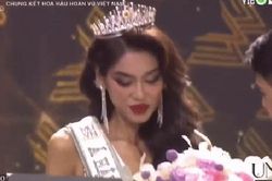 Á hậu 1 Thảo Nhi bị rơi vương miện ngay khi nhận giải