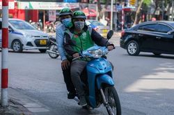 Sinh viên chạy xe ôm công nghệ: Kiếm tiền có dễ?