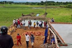 Rủ nhau xuống hồ tắm, 2 anh em ruột đuối nước thương tâm