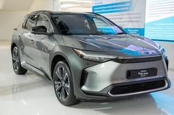 Toyota triệu hồi xe điện bZ4X vì nguy cơ rơi bánh xe