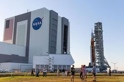 NASA lần đầu phóng tên lửa từ sân bay vũ trụ thương mại