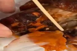 Giòi 'lúc nhúc' trong hộp xôi gà của 1 sinh viên