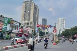 Biển cấm xe máy trên cầu vượt 'có như không'