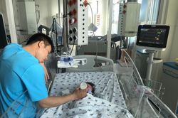 Nhầm sốt xuất huyết với rối loạn tiêu hóa, bé 7 tháng nguy kịch