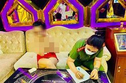 Nữ nhân viên thoát y, múa hát cùng khách trong quán karaoke