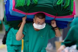 Hơn 800 cán bộ, nhân viên y tế Hà Nội xin nghỉ việc, chuyển công tác