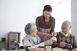 Choáng váng khi biết sự thật vì sao bố chồng lại ưu ái, còn mua xe ô tô tiền tỷ tặng chị dâu