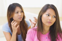Trong buổi tiệc khai trương chi nhánh mới, chị dâu đưa cho tôi một tờ giấy và dặn dò một câu khiến tôi hoang mang