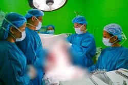 Hy hữu, bệnh nhân mang khối u xơ tử cung nặng gần 10kg, khối u to bằng thai đủ tháng