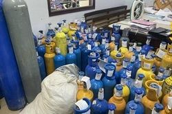 Phát hiện 120 bình chứa khí cười không rõ nguồn gốc