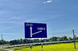Quảng Trị: Biển báo bất cập, nhiều lái xe 'khóc dở, mếu dở'