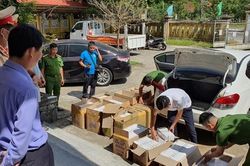 Kiểm tra ô tô chạy sai làn, lộ diện hàng nghìn gói thuốc lá lậu