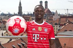 Sadio Mane: Chiếc điện thoại vỡ nát và một trái tim nhân hậu