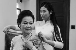 Lần đầu gặp danh ca Khánh Ly, Hoa hậu Ngọc Hân đã ghi điểm nhờ một món quà cực tinh tế
