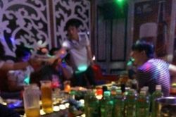 Hai nam sinh thay nhau 'mây mưa' với một phụ nữ say rượu
