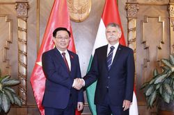 Chủ tịch Quốc hội Hungary chủ trì lễ đón và hội đàm với Chủ tịch Quốc hội Vương Đình Huệ