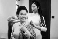 Ngọc Hân thiết kế áo dài tặng ca sĩ Khánh Ly
