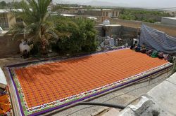 Các thợ dệt Iran làm nên tấm thảm kilim khổng lồ hơn 100m2
