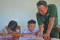 Lớp học hè của những thầy giáo 'quân hàm xanh'