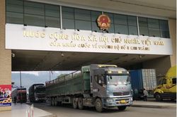 Cửa khẩu Lào Cai thông quan trở lại nông sản tươi sang Trung Quốc
