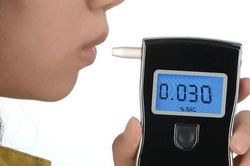 Mẹ bắt con gái 22 tuổi kiểm tra nồng độ cồn khi đi chơi về, các bậc phụ huynh nghĩ gì?