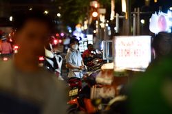 Công viên bến Bạch Đằng bị bủa vây bởi hàng rong, bãi giữ xe tự phát