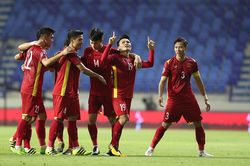 HLV Hoàng Văn Phúc: 'Hãy cổ vũ cho Quang Hải'