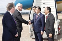 Chủ tịch Quốc hội Vương Đình Huệ đến London, bắt đầu thăm chính thức Vương quốc Anh