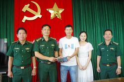 Quân nhân Biên phòng nhặt được của rơi trả lại người mất