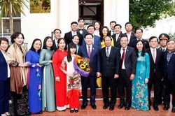 Quan tâm phát hiện, giới thiệu những tài năng trong các thế hệ người Việt tại Anh