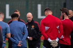 Erik ten Hag bực bội chỉnh đốn các sao MU, thêm kỷ luật Sir Alex