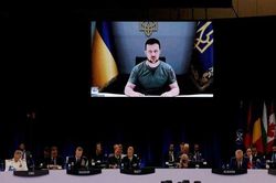 Ông Zelensky hối thúc NATO viện trợ Ukraine, Anh cấm vận em họ ông Putin