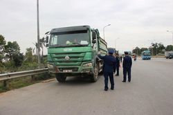 Hà Nội: Xử phạt nhiều xe chở quá tải theo phản ánh của người dân