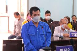 Tài xế điều khiển ô-tô tông vào tiệm bánh mì nhận mức án 2 năm tù