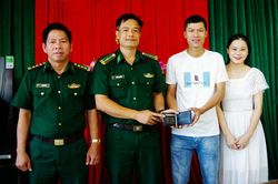 Quân nhân biên phòng nhặt của rơi trả lại người mất