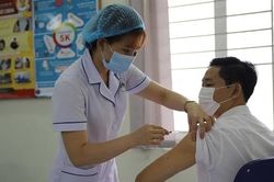 Ý kiến trái chiều về 'yêu cầu viết cam kết nếu không tiêm vaccine'