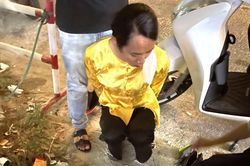 Thanh niên để tóc dài, diện quần áo bà ba đóng giả gái đi buôn ma túy