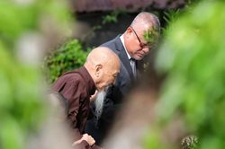 Ông Lê Tùng Vân được dìu đến tòa