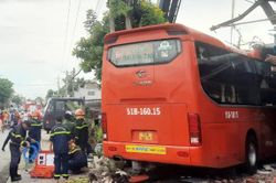 Xe khách lao vào quán nước, tông chết người đàn ông