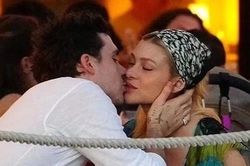 Brooklyn Beckham và Nicola Peltz hôn nhau trong nhà hàng