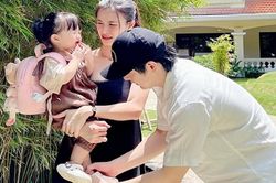 Biểu cảm 'độc - lạ' của con gái Đông Nhi - Ông Cao Thắng ngày đầu đi học
